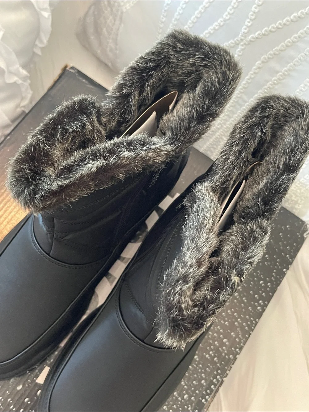 totes Black Dalia Faux-Fur Lined Winter Zip Ankle Boots, size 9.5